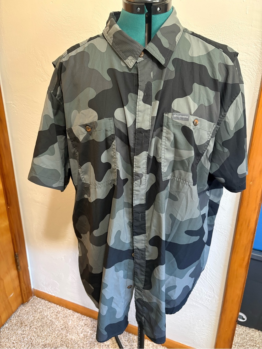 Columbia Men's Short-Sleeve Camouflage Button-Up Shirt - Gray & Black